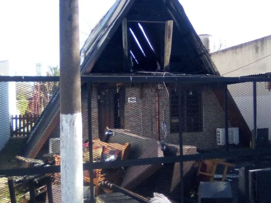 Un platense quedó en la calle tras el incendio de su casita alpina