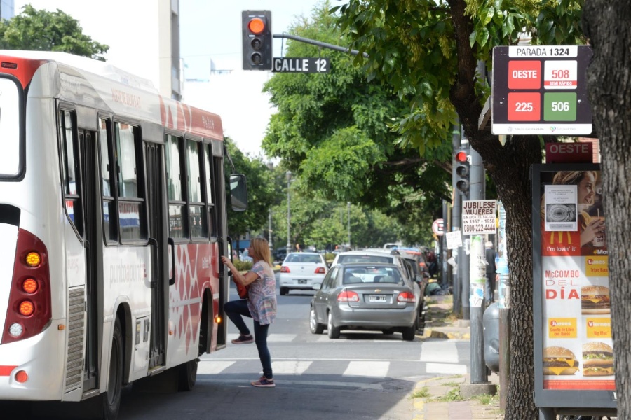 Micro regalado en La Plata: cuesta 0,22 dólares y en Mar del Plata casi el doble