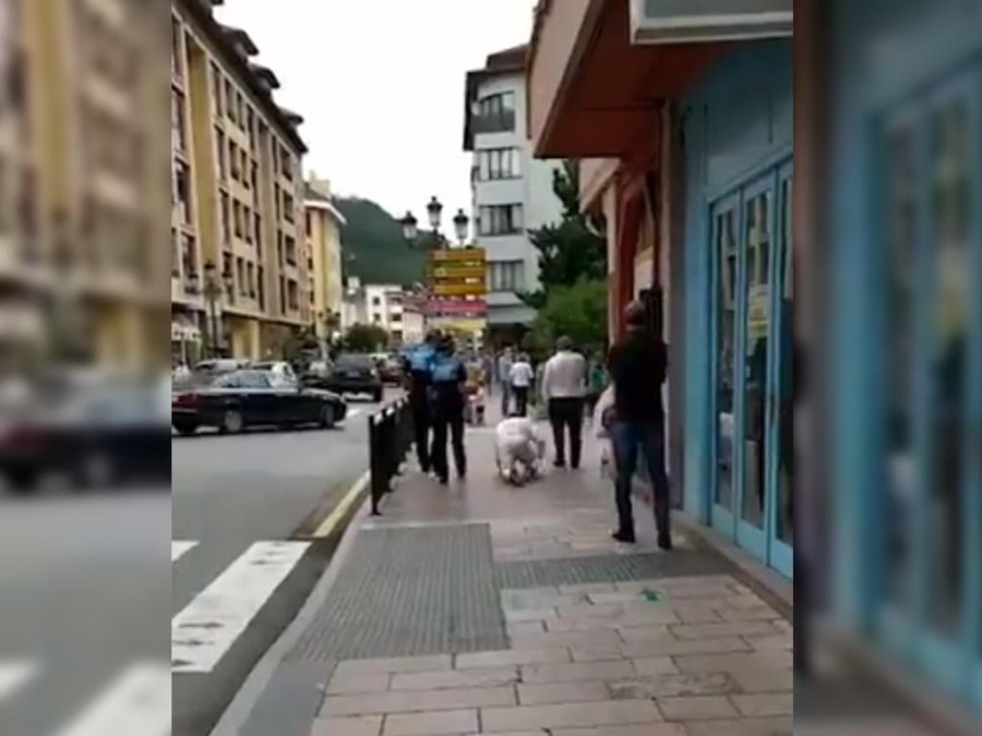 El video de un hombre que no quiso utilizar el barbijo y se hizo pasar por un perro