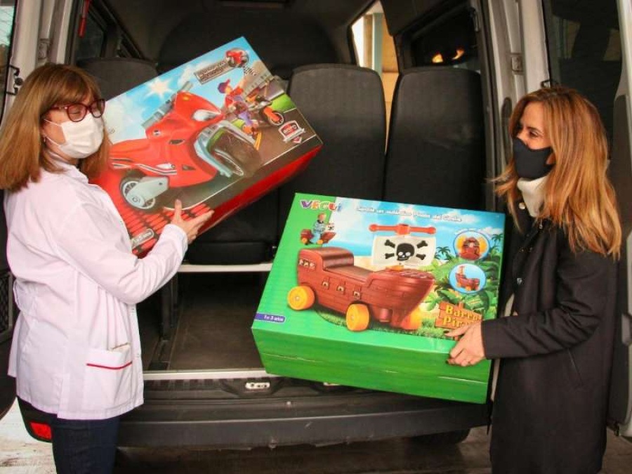 Victoria Tolosa Paz repartió juguetes en el Hospital Sbarra