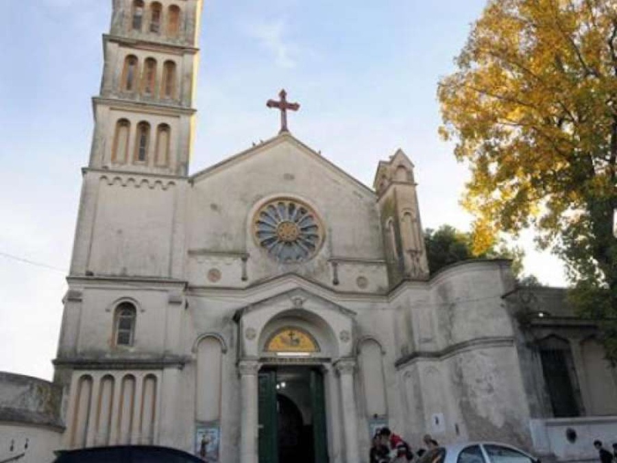 Robaron en una iglesia del centro de La Plata y golpearon al cura