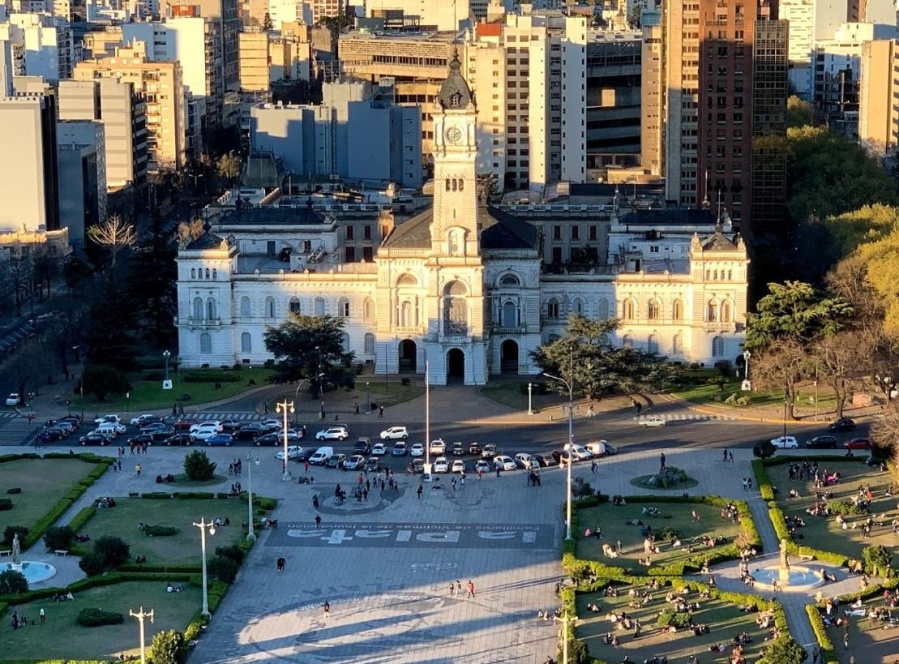 Dos nuevos casos positivos en el palacio municipal de La Plata: el COVID-19 llegó a Economía y Coordinación