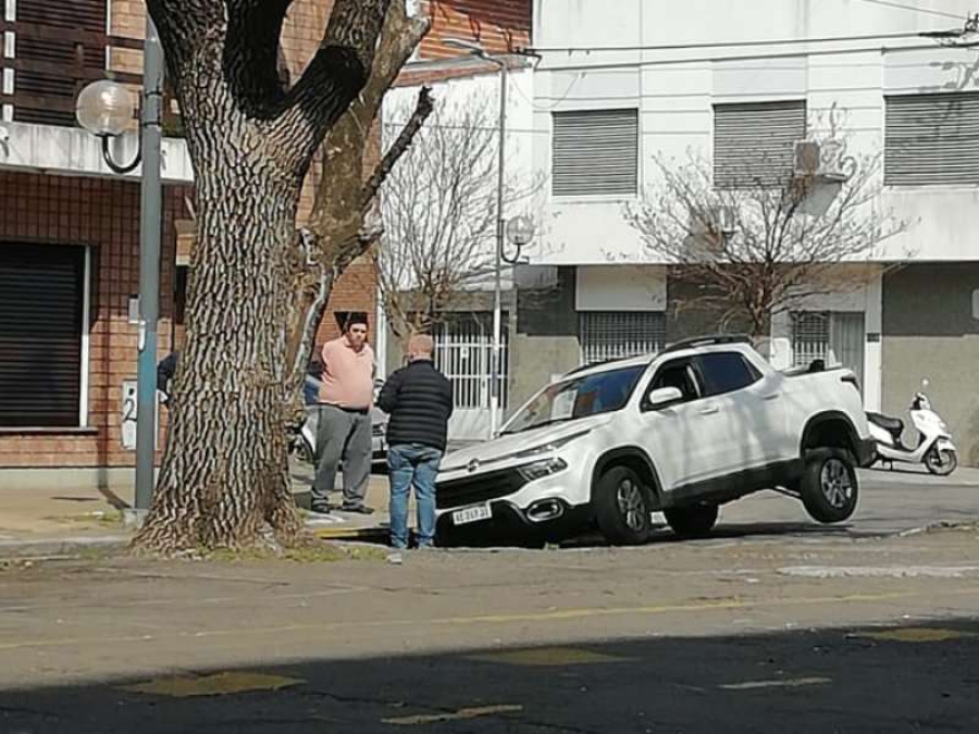 Un platense se enterró con su camioneta en un pozo tapado con hojas y maderas que lleva meses sin ser arreglado