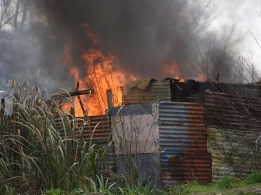 Una familia de Punta Lara quedó en la calle tras incendiarse su casilla