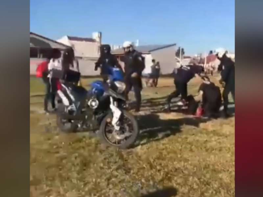 La policía reprimió jóvenes y golpeó mujeres en La Plata