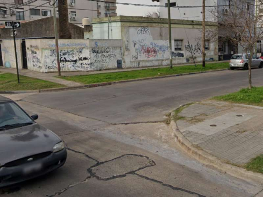 Terror por el ”karateca” suelto en La Plata: ”Va saltando y tirando patadas; no me rompió la pierna de milagro”