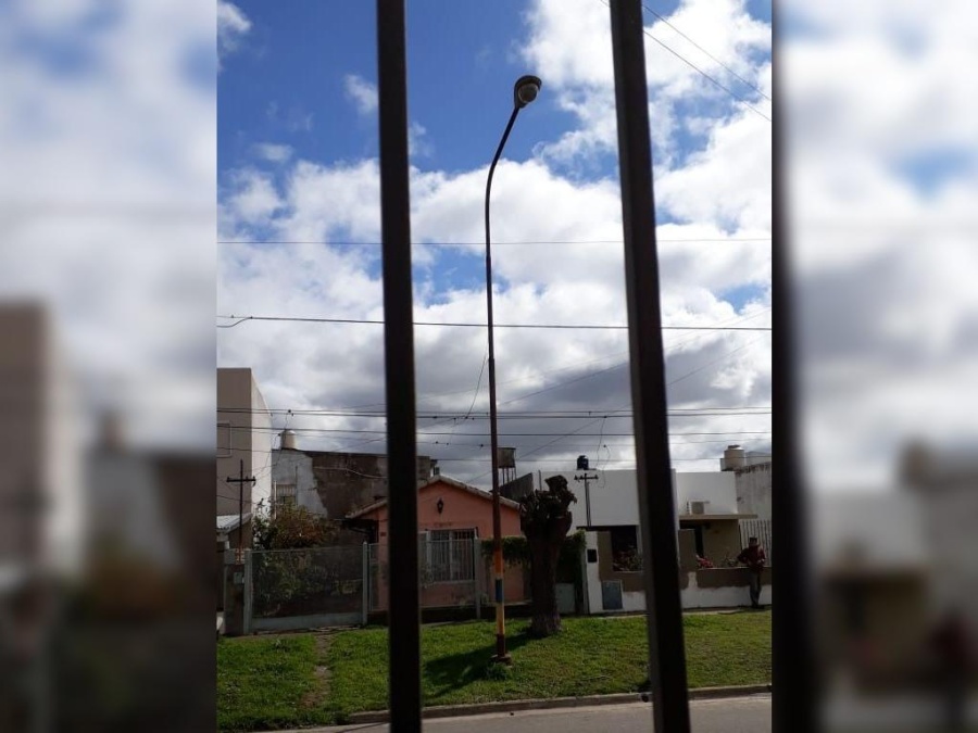 Desde hace 7 meses no funciona una luminaria en Tolosa y los vecinos estallaron: ”El municipio nos toma el pelo”