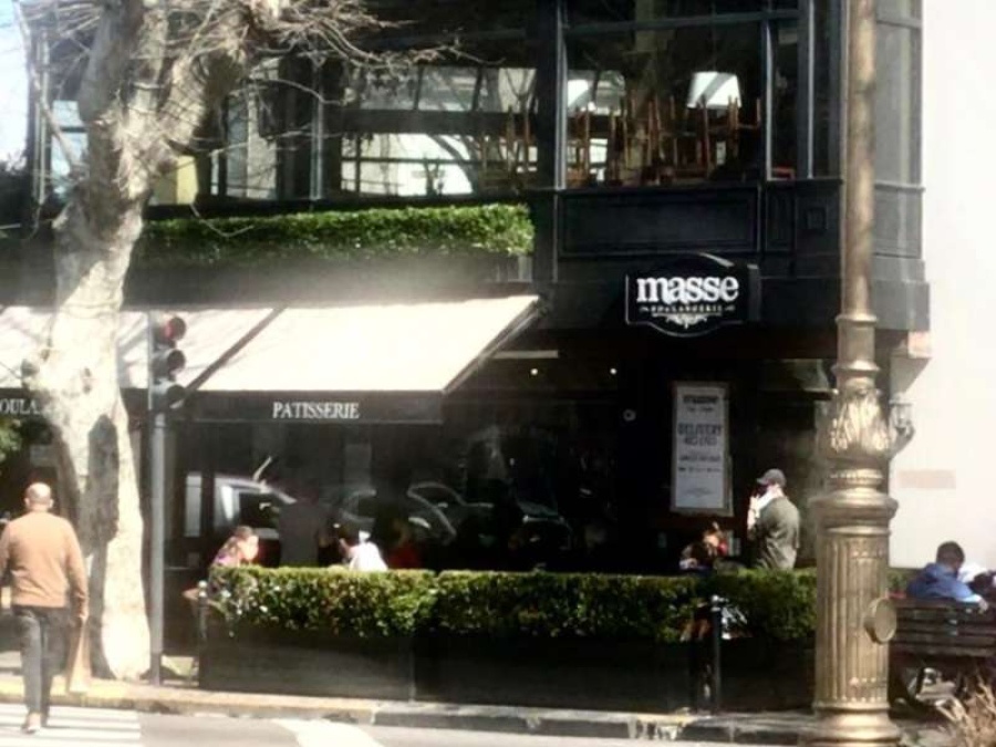 Masse sigue teniendo coronita: hay gente almorzando y la Municipalidad de La Plata los deja