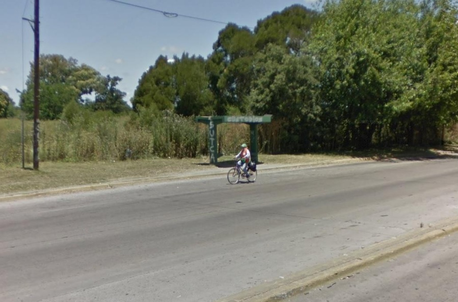 Quiso robar en una parada de micros de La Plata pero las víctimas le ganaron la pelea