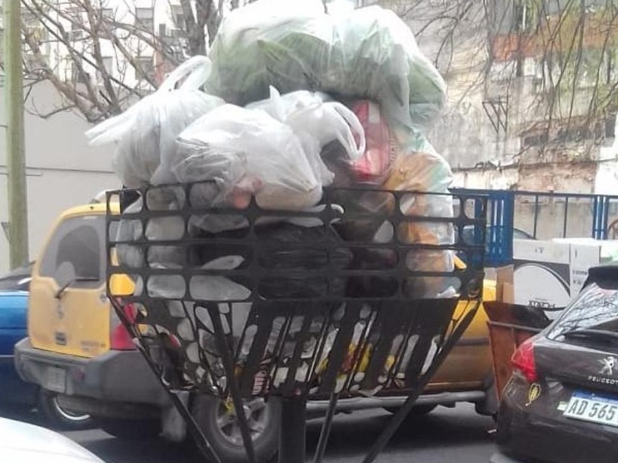 Siguen sin pasar los camiones de basura en el barrio Tribunales: ”Los canastos están hasta el tope”