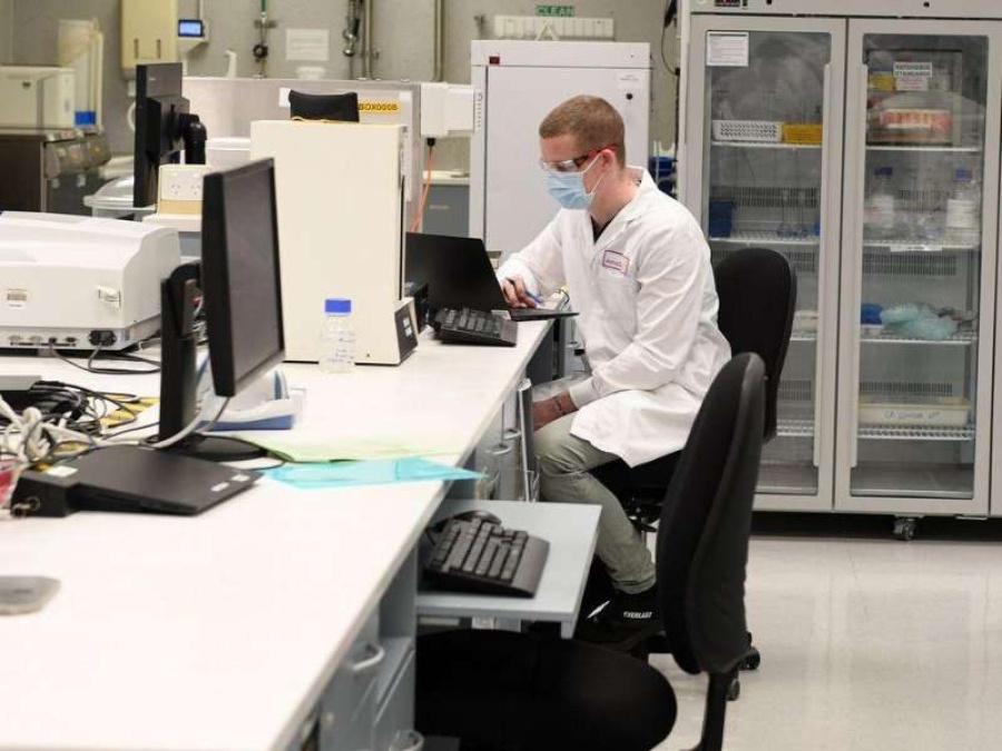 Aseguran que a pesar de detener las pruebas, la vacuna de Oxford podría estar para fin de año