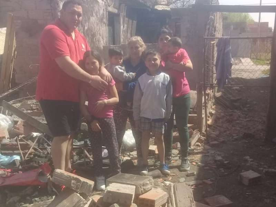Una mujer con 4 hijos y sin empleo perdió la casa por un incendio en La Plata y ahora vive en un galpón: ”Se borraron 35 años de trabajo en segundos”
