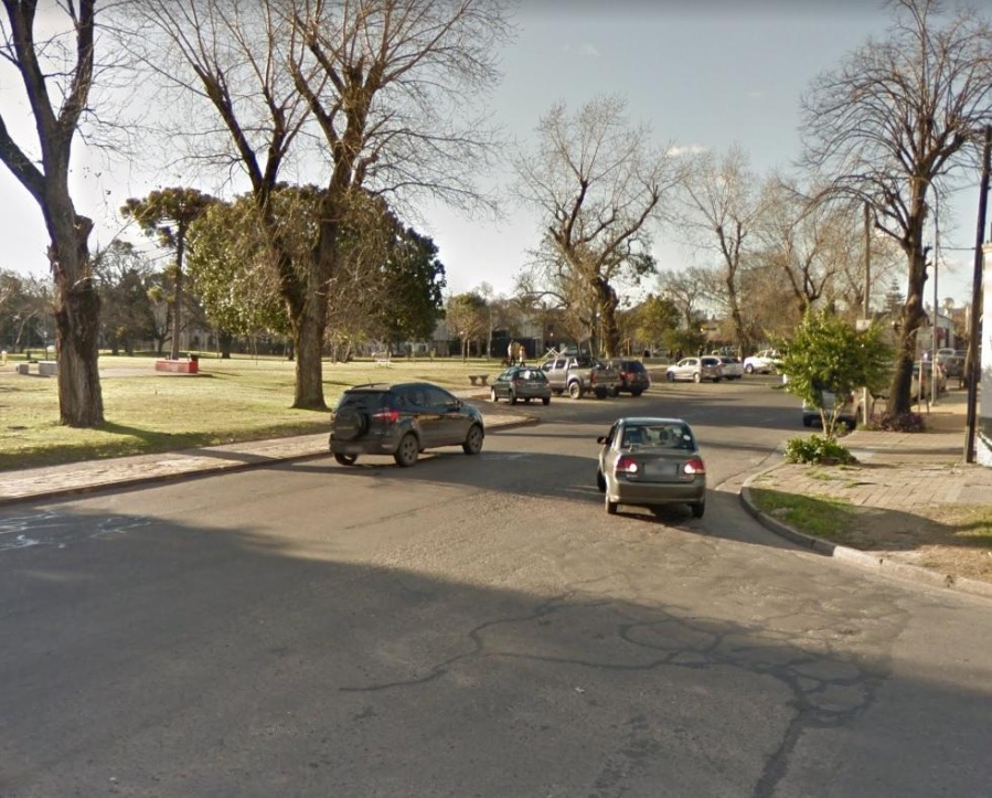 Circulaba con una moto robada en Parque Castelli y lo detuvieron: habría cometido varios asaltos violentos en la zona