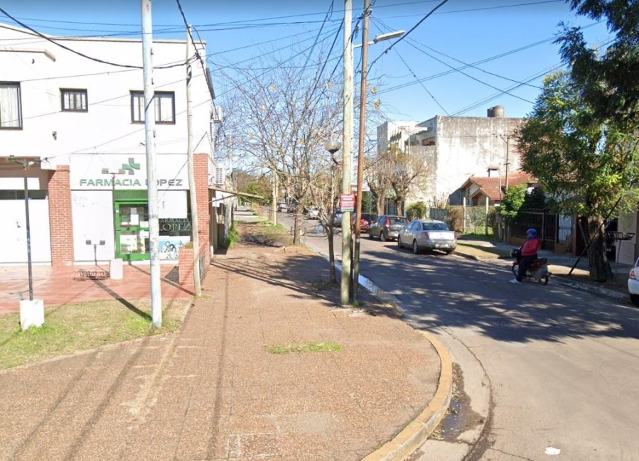 Golpearon y tiraron al piso a una mujer en City Bell: quedó en estado de shock y una familia la salvó