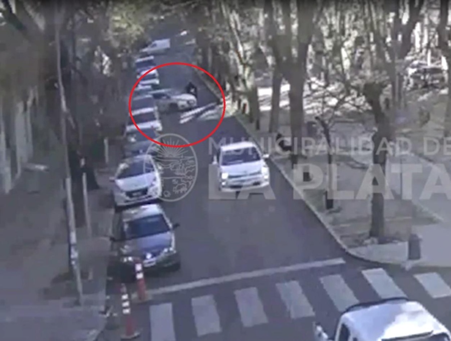 Choque y susto en 2 y 60: salió del garage y nunca vio que venía una moto