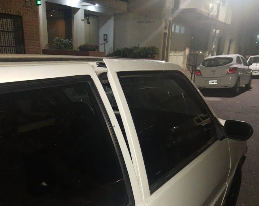Fue a buscar su auto en 5 y 62 y un joven estaba durmiendo adentro: no le robó nada