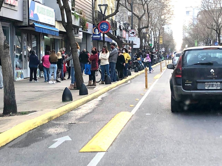 Como nunca se encienden las alarmas en La Plata: 312 contagios nuevos y calles abarrotadas sin control