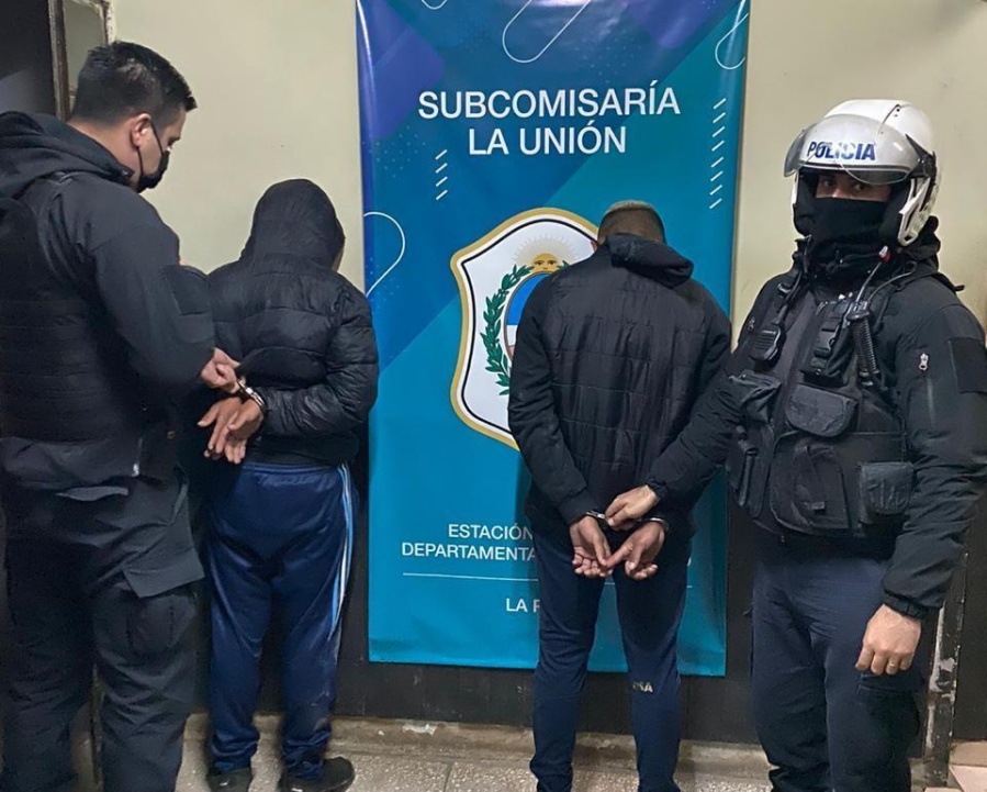 Con 14 y 15 años circulaban en La Plata con una pistola y una moto robada 