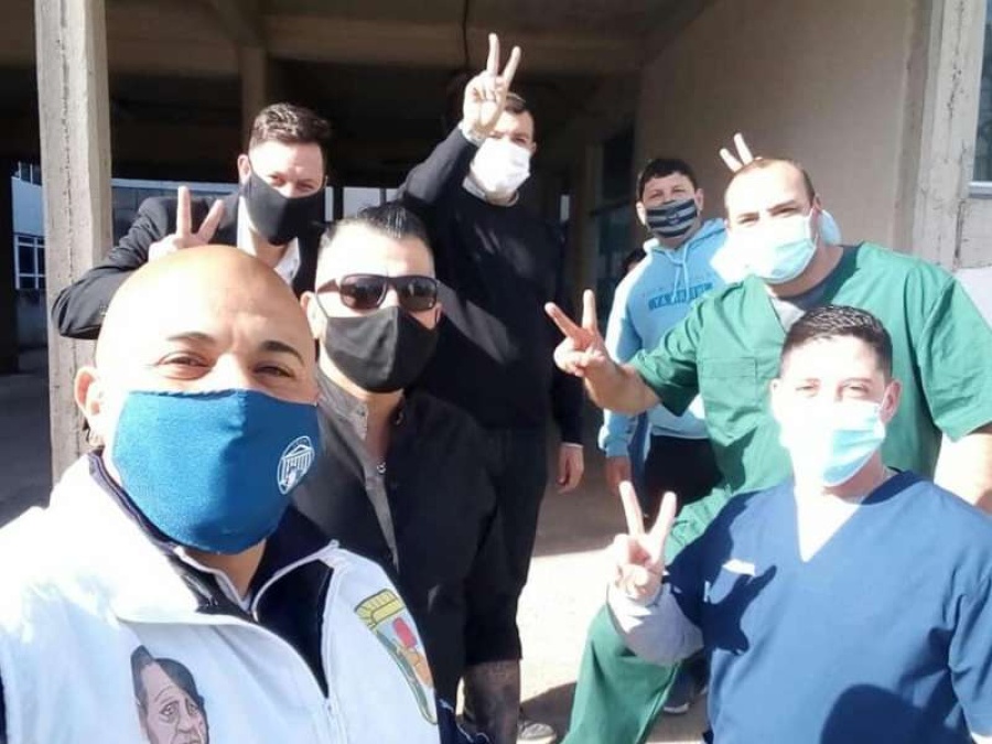 Tras una propuesta de los trabajadores, la agrupación René Favaloro donó al hospital San Martin de La Plata pintura y desinfectantes
