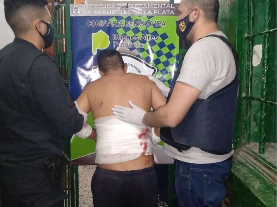 Detuvieron a un hombre de Berisso y llegó a la comisaría escupiendo sangre y gritando ”Tengo SIDA”