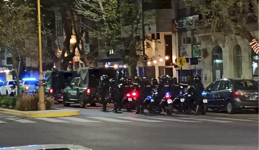 Tras la negligencia durante 3 semanas y después de que intervenga Kicillof, ahora Garro dijo que le hubiera gustado participar del operativo en los bares