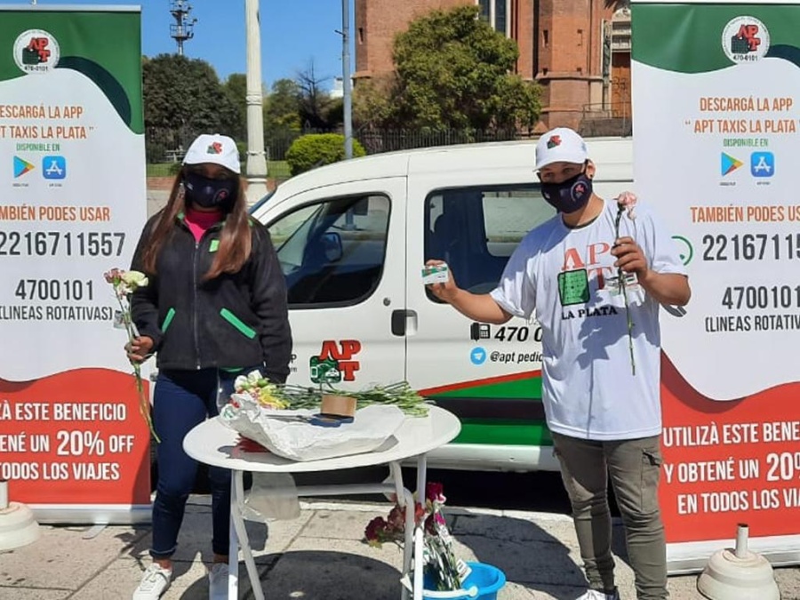 Taxistas platenses repartieron flores por el Día de la Primavera