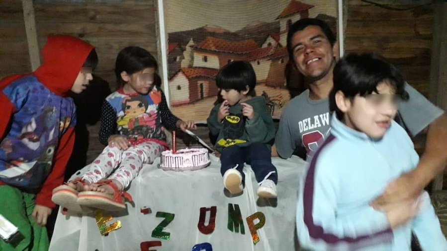 Pareja de La Plata con dos hijos autistas busca auxilio: ”La madera ya está podrida; necesitamos una pieza”
