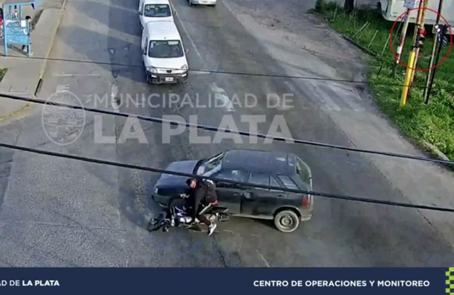 Cruzó en rojo, chocó contra un auto en Camino Belgrano y 426, y terminó muy dolorido