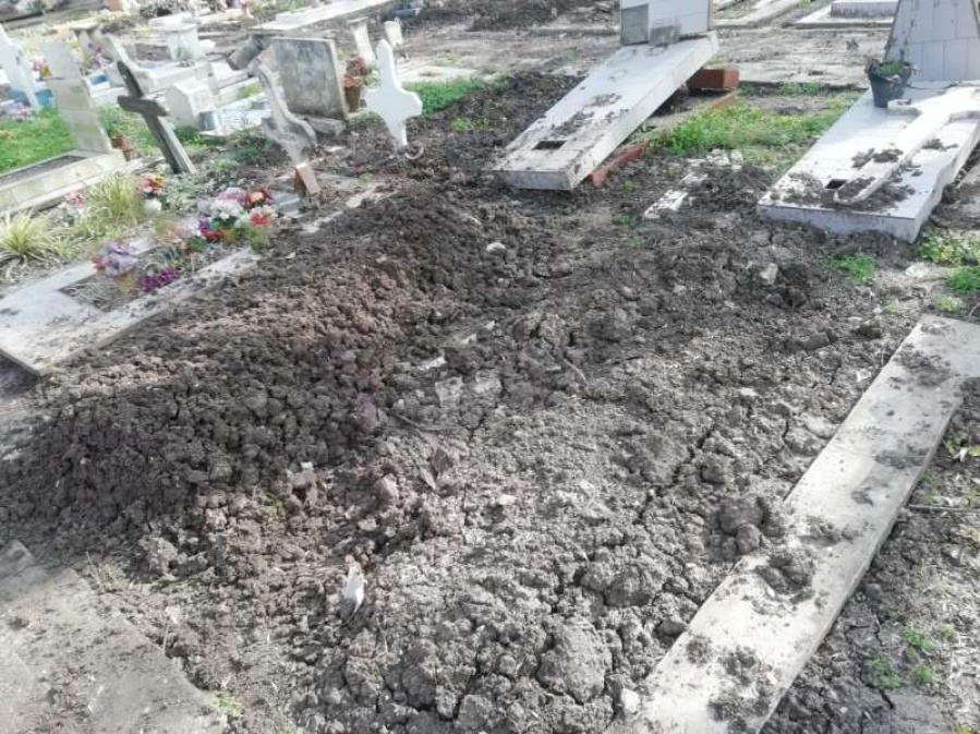 Fue al Cementerio de La Plata y se encontró con 20 tumbas frescas sin identificación: ”Me hizo acordar a la dictadura y el municipio no me dio respuestas”