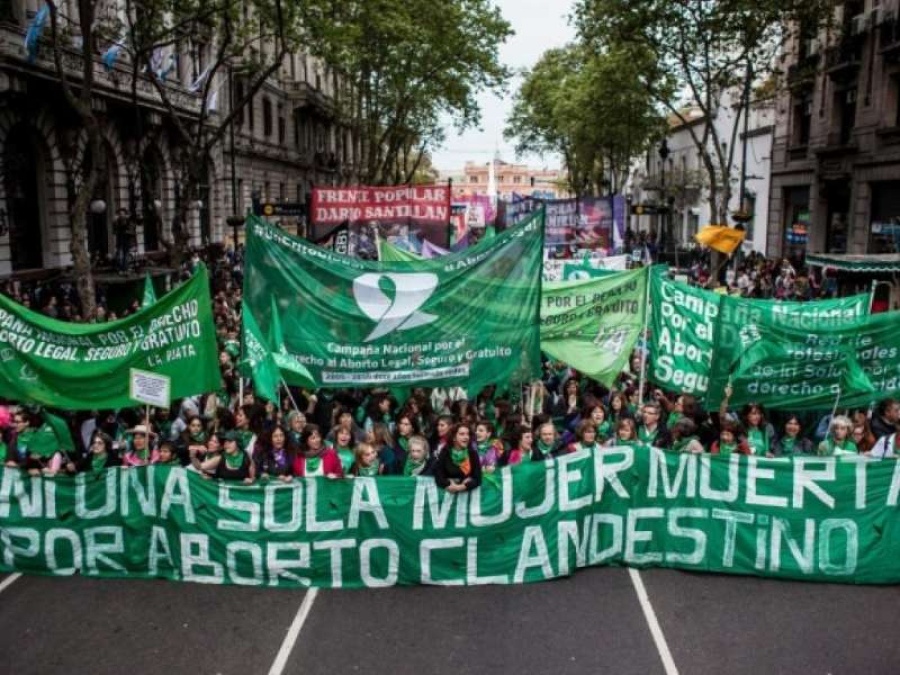 Más de 500 personalidades firmaron una carta solicitando ”con urgencia” el aborto legal