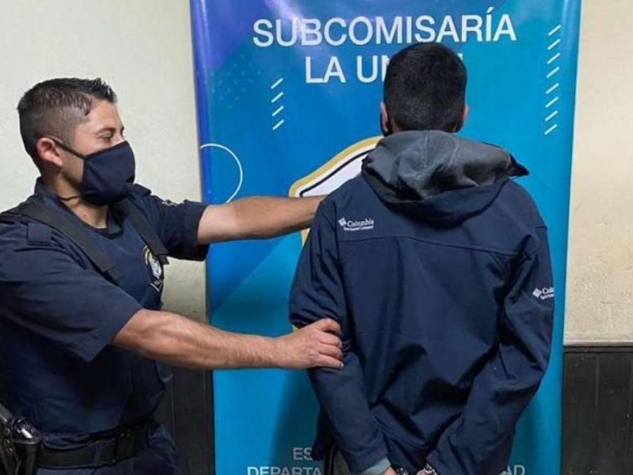 Un hombre de 34 años apuntó con un arma y le robó a un adolescente de 17 años en La Plata