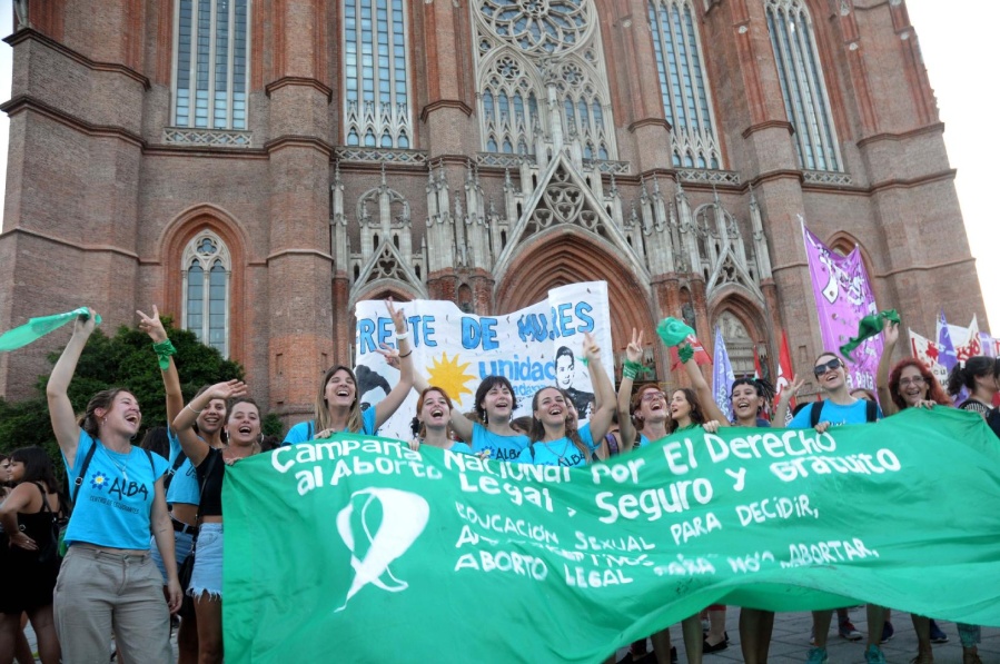 La Plaza Moreno se pintará de verde este mediodía: ”Las consultas por aborto crecieron exponencialmente” 
