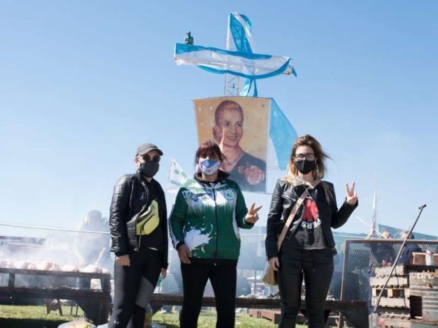 Hicieron ollas populares en Villa Elvira con la presencia de Karina Moyano, en representación del gremio de Camioneros y Florencia Tizio