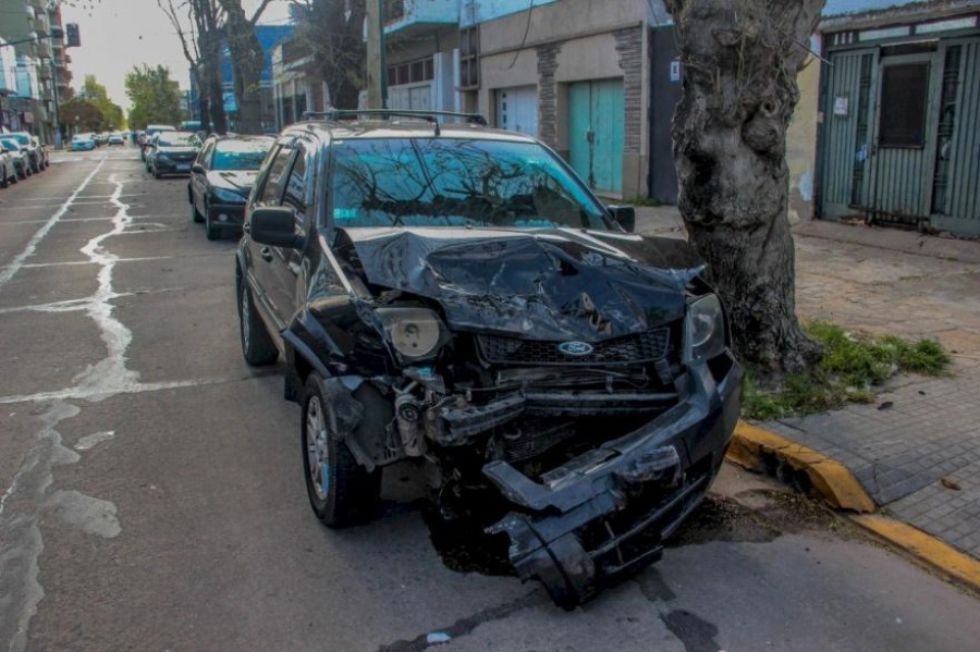 Platense se durmió al volante y destruyó otros 3 autos: por fortuna no hubo heridos