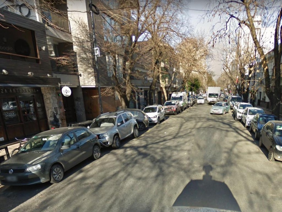 A plena luz del día y en el centro de La Plata, le vaciaron su auto: ”Es insólito cómo está la calle; nunca ví a la ciudad así”