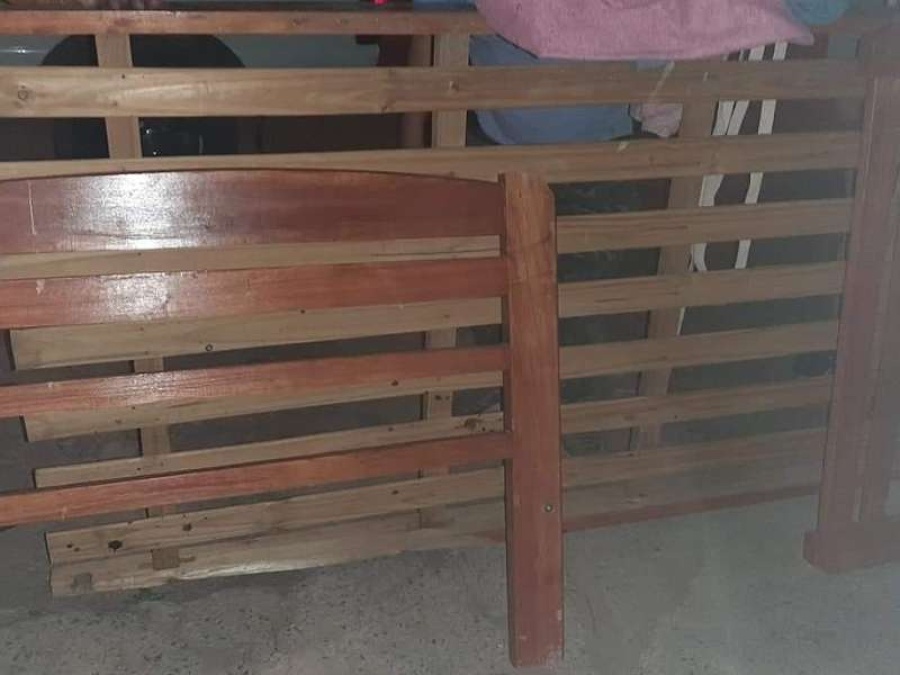 Dos hermanitos de La Plata duermen sobre las maderas de sus camas porque perdieron los colchones en un incendio: ”Se acuestan solo con frazadas”