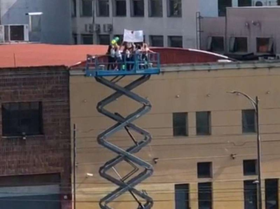 El emotivo video de un grupo de mujeres platenses que alquilaron una grúa para poder ver a su amiga con cáncer