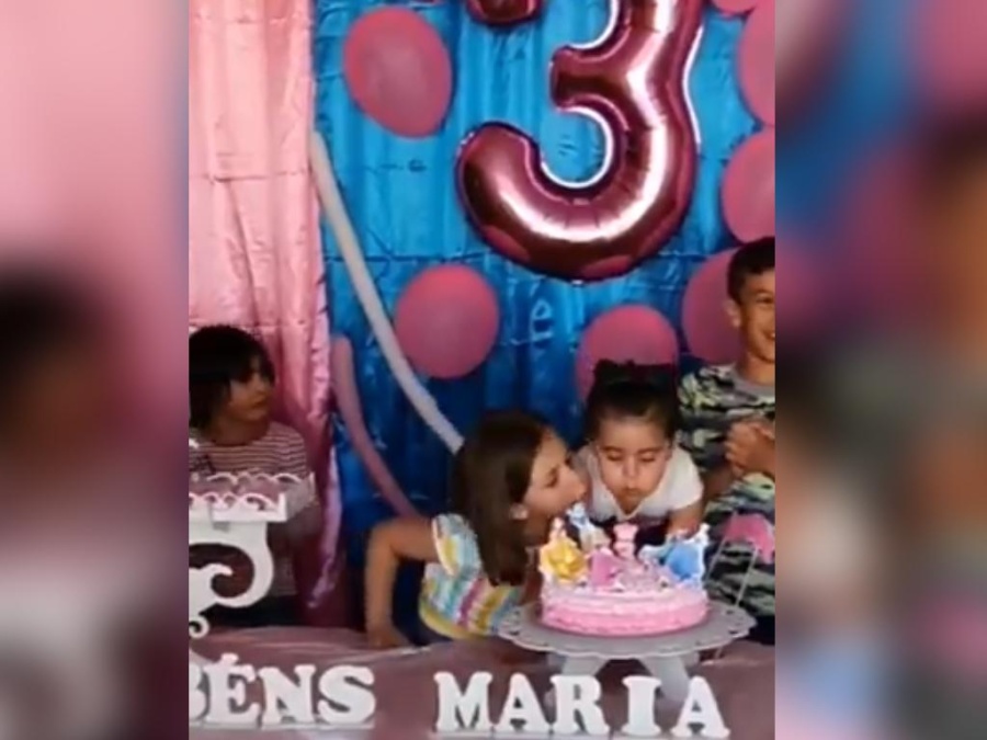 Le soplaron su velita de cumpleaños y estalló de furia: el video viral que dividió las redes