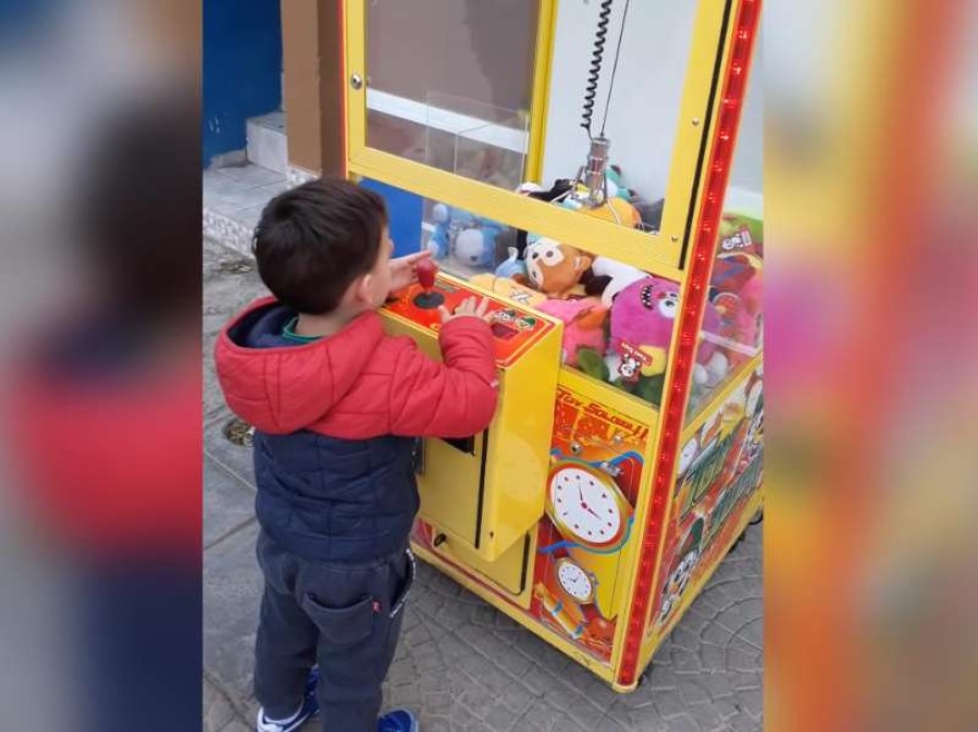 Es viral: con 3 años sacó un osito de la máquina de peluches en su primer intento y se burló de toda una generación