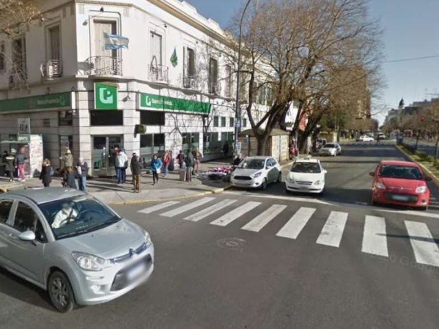 Un taxista acorraló a un ciclista en La Plata y este le respondió: ”¡Aguante UBER, gil!”