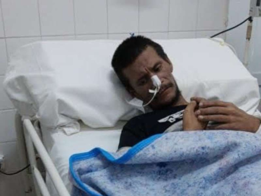 Está internado en La Plata por un ACV, no puede caminar y necesita urgente una cama ortopédica y un colchón para volver a su casa