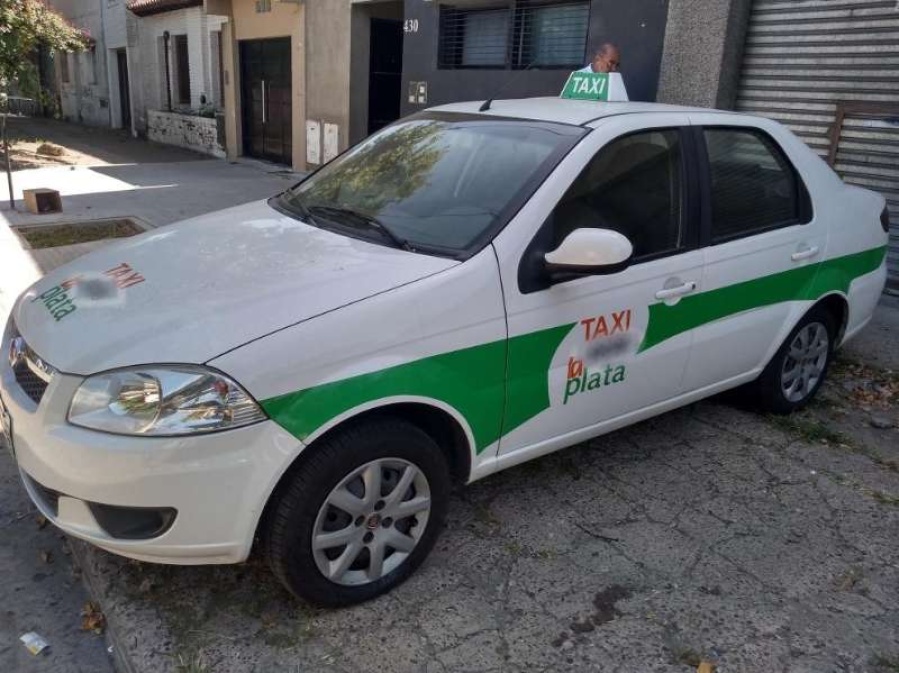 Un taxi intentó secuestrar una chica en La Plata: ”Me salvé porque salté del auto en movimiento”