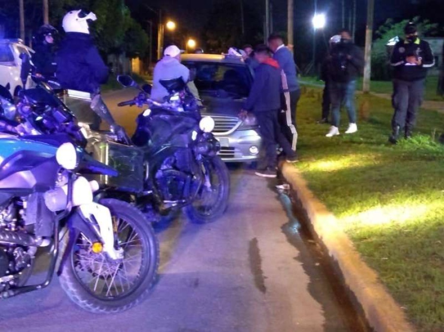 Desalojaron una fiesta clandestina en Gonnet: Secuestraron 14 vehículos y detuvieron a más de 45 personas