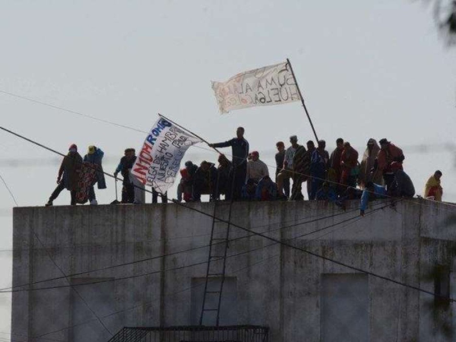Luego del motín en el Penal de Melchor Romero, Provincia llegó a un acuerdo con los presos