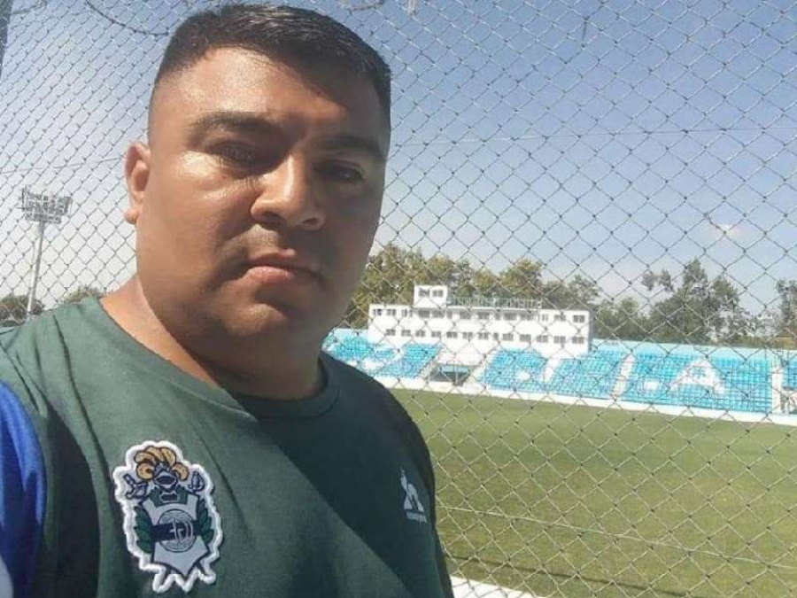 Un penitenciario de La Plata fue tomado de rehén y arrojado desde el techo por los presos en uno de los últimos motines: ”Está peleando por su vida y necesita urgente dadores&