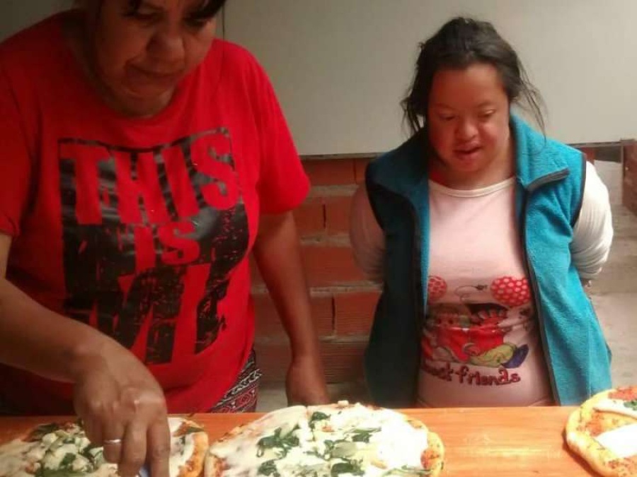 Cocinan para más de 100 familias en La Plata y necesitan ser ayudados: ”No queremos dejar de ver sonreír a los niños y abuelos que vienen a buscar un plato de comida”