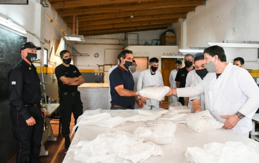 Reclusos de La Plata realizaron y donaron tapabocas para los bomberos voluntarios de San Miguel del Monte