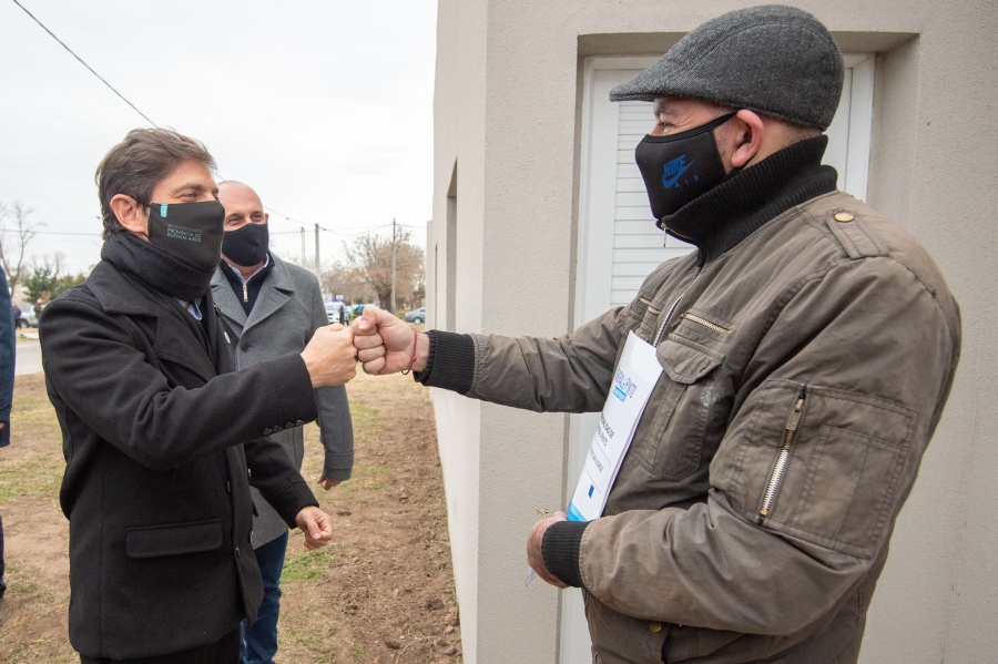 Kicillof y Katopodis entregaron viviendas en General Pinto y anunciaron convenios para obras viales, agua y saneamiento