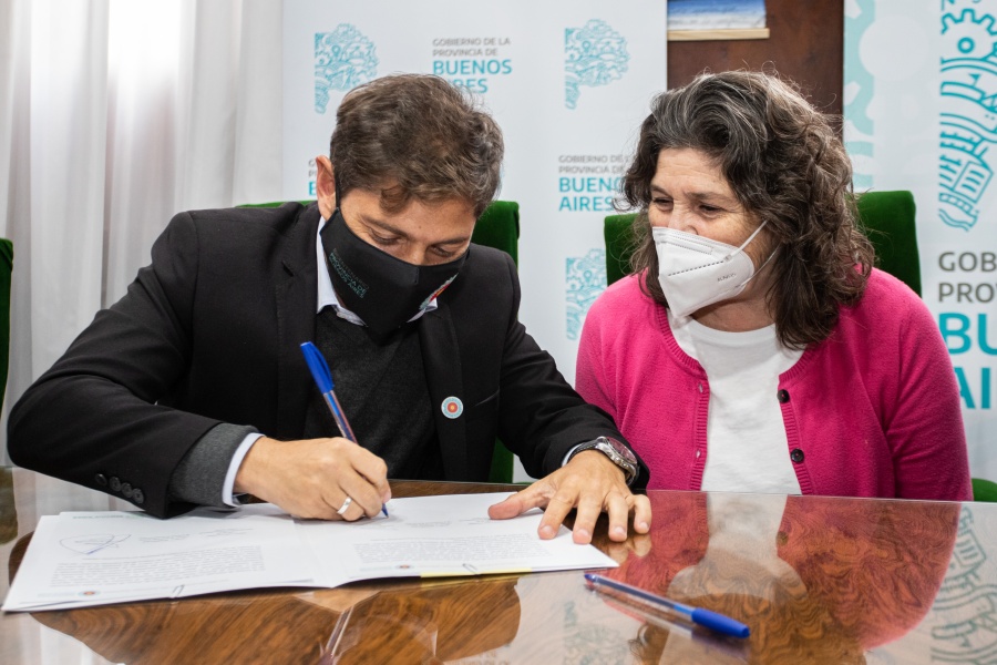 Kicillof firmó convenios para mejoras en caminos rurales, construcción de mercado frutihortícola y plantas frigoríficas