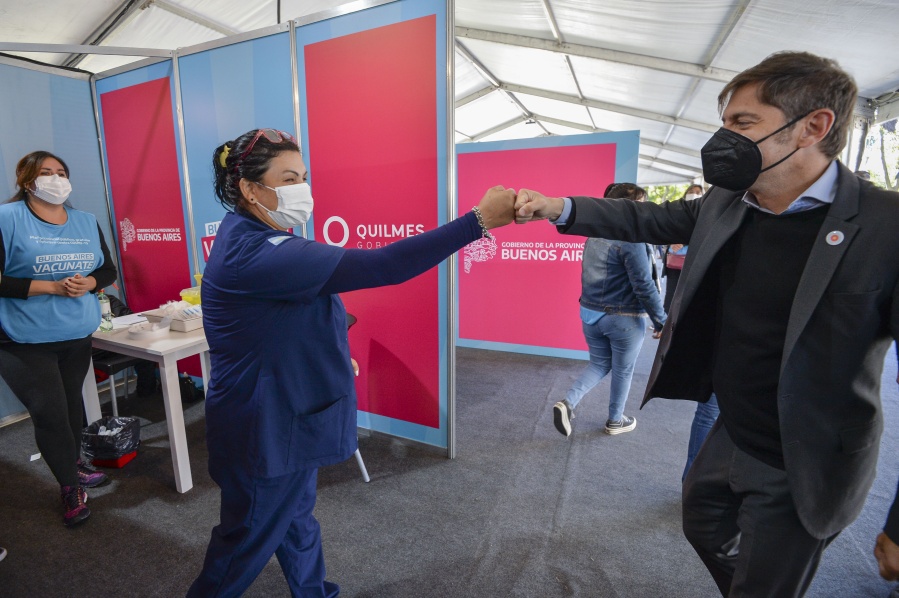 Axel Kicillof visitó un vacunatorio en el Parque Cervecero